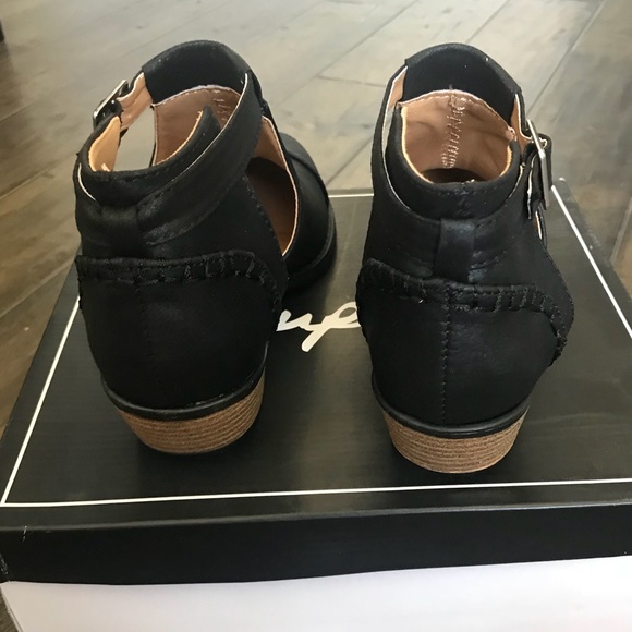 Black side cut out buckle booties - Picture 4 of 5